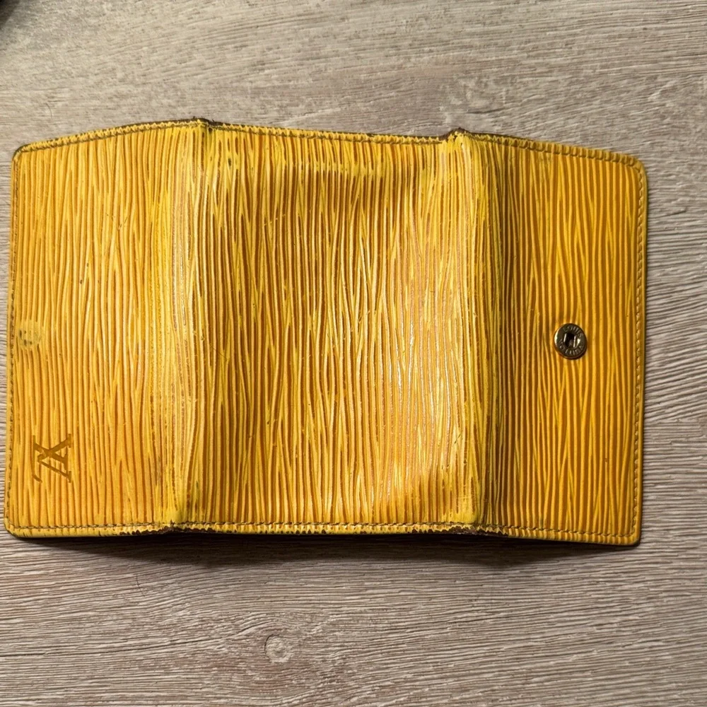 AUTHENTIC Louis Vuitton Yellow Epi Leather 6-Key Holder